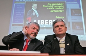 Z médií do politiky. Na snímku s Vlastimilem Tlustým (ilustrační foto z roku 2009).