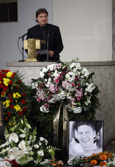 Na pohřbu promluvil i moderátor Robert Záruba.