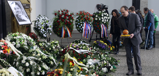Strašnické krematorium zaplnily desítky věnců a květin.
