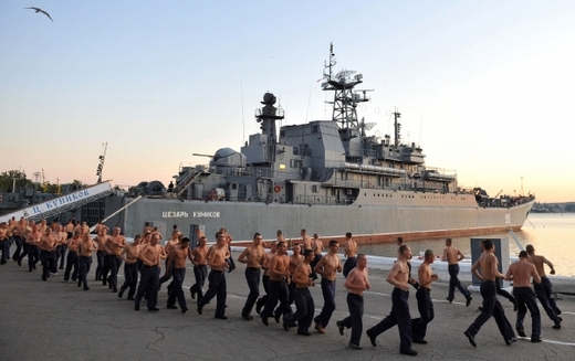 Ruští námořníci na ranní rozcvičce.