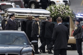 Rakev s tělem Whitney Houstonové je nakládána do pohřebního vozu.