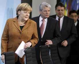 Na nominaci Gaucka se dohodla vláda s opozicí. Vpravo na snímku šéf SPD Sigmar Gabriel a za ním předseda vládní FDP Philipp Rösler.