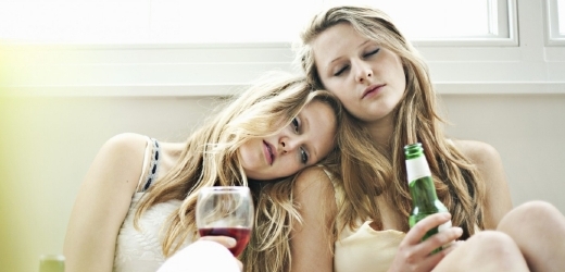 Průzkum ukázal, že pětina šestnáctiletých se opije minimálně třikrát měsíčně (ilustrační foto).