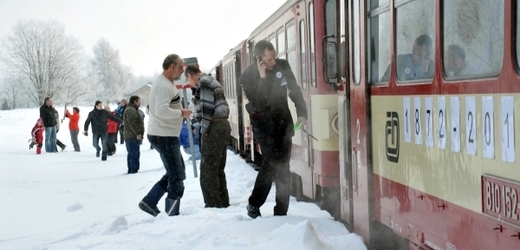 Dívce se naštěstí nic nestalo, strojvůdce stačil vlak zabrzdit (ilustrační foto).