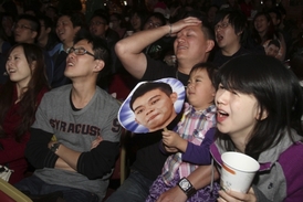 U vytržení jsou i fanoušci v Číně. Snímek z tchajwanského baru při sledování Linova zápasu.