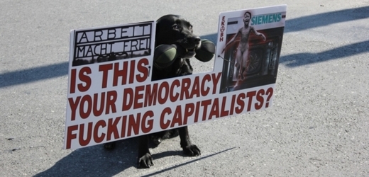 Tohle je vaše demokracie, zas*ní kapitalisti? hlásá transparent v tlamě řeckého psa.