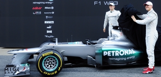 Michael Schumacher (vpředu) a Nico Rosberg odhalují nový monopost pro letošní sezonu.