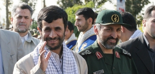Prezident Ahmadínežád a generál Hidžází.