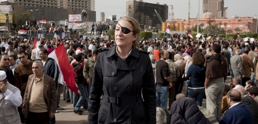 V Sýrii zemřela americká novinářka Marie Colvinová. Na snímku během egyptských nepokojů na náměstí Tahrír.
