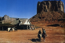 Režisér Ford natáčel ve svém milovaném Monument Valley.