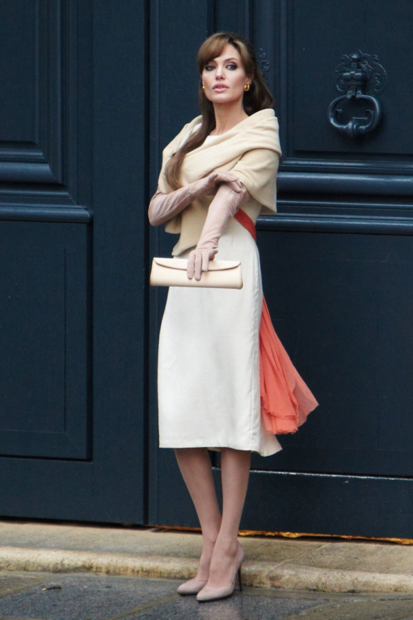 Angelina Jolie ve filmu Cizinec. Střevíčky na míru jí filmová produkce pořídila u módního domu Salvatore Ferragamo.
