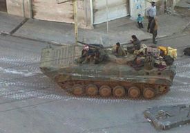 Podle agentury Reuters vjely do těsné blízkosti nejvíce ostřelované čtvrti Bábá Amr tanky.