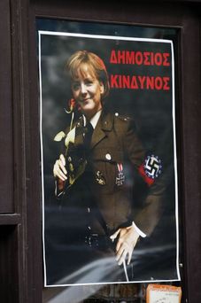Angela Merkelová vyobrazená v nacistické uniformě.