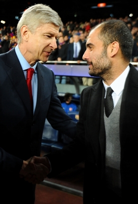 Trenér Arsenalu Arséne Wenger (vlevo) s Pepem Guardiolou.
