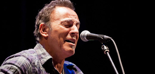 Bruce Springsteen při vystoupení na letošním udělování cen Grammy Awards v Los Angeles.