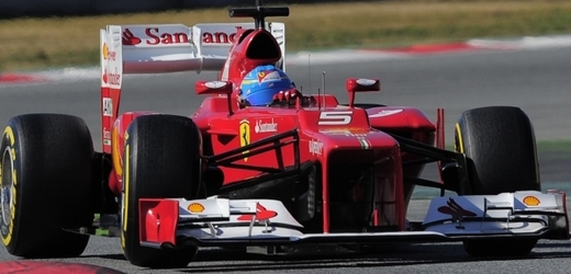 Fernando Alonso testuje v Barceloně nové ferrari.