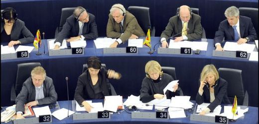 Europoslanci dostanou nové kolegy, zatím bez hlasovacího zařízení.