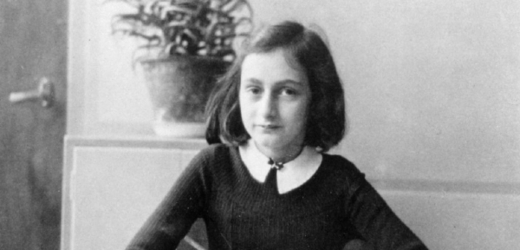 Anna Franková se v Amsterdamu schovávala před nacisty, stejně ji vypátrali a poslali do koncentračního tábora.