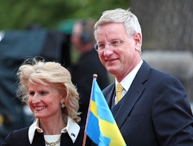 Manželka švédského ministra zahraničí Carla Bildta, europoslankyně Anna Maria Corazzaová Bildtová, má nadhled z obou stran. Narodila se v Itálii.