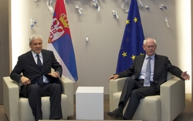 Předseda Evropské rady Herman van Rompuy (vpravo) se srbským prezidentem Borisem Tadičem.