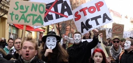 Zhruba 200 odpůrců dohody ACTA protestovalo v Praze.