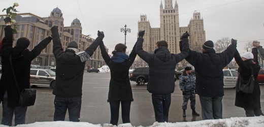 Tisíce Moskvanů se vzaly za ruce a vytvořily na Sadovém okruhu okolo centra ruské metropole lidský řetěz.