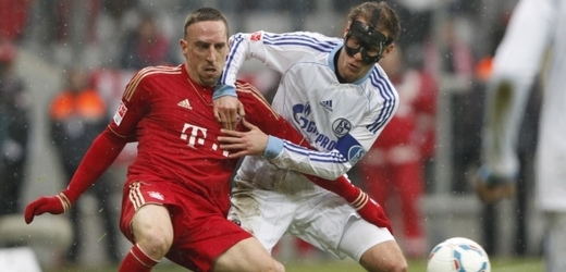 Franck Ribery (vlevo) dvěma góly rozhodl o výhře Bayernu v utkání proti Schalke.