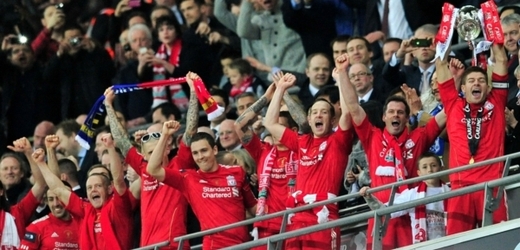 Fotbalisté Liverpoolu se radují s trofejí pro vítěze anglického Ligového poháru.