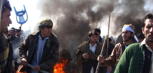 Zapálený korán na americké základně u Kábulu vyvolal po celém Afghánistánu protesty.