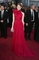 Emma Stoneová předvedla rudou róbu Giambattista Valli Haute Couture. Kabelku i šperky měla od francouzské značky Louis Vuitton.