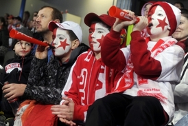 Rozpačité tváře slávistických fanoušků při posledním derby sezony se Spartou.