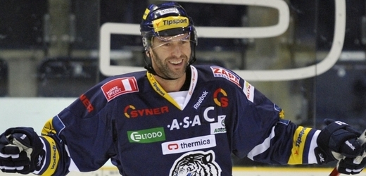 Liberecký centr Petr Nedvěd ovládl ve čtyřiceti letech kanadské bodování hokejové extraligy.