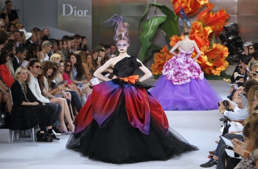 Dior ještě pod vedením Galliana. Přehlídky plné extravagance stály za to.