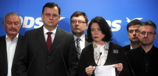 Zástupci vlády v čele s Petrem Nečasem představili nové vládní škrty.