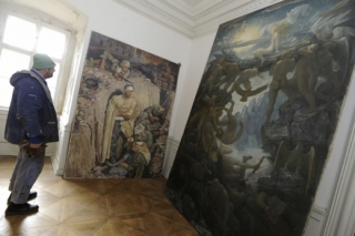 V zákopu u Stalingradu a Nacismus proti temným silám (vpravo), dva z obrazů ze sbírky Adolfa Hitlera.