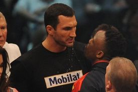 Dereck Chisora před utkáním s Vitalijem Kličkem poplival jeho bratra Vladimira.