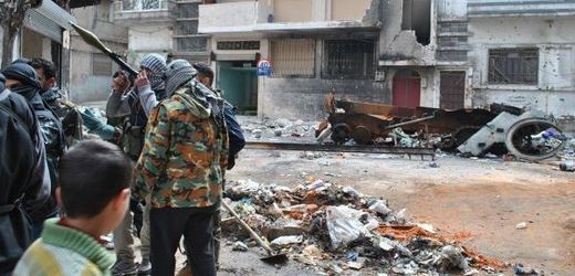Přístup k celému Homsu je nyní zcela odříznut, tvrdí velitelé Svobodné syrské armády. 