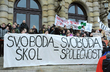 Na demonstraci se objevovaly i transparenty jako Svoboda škol = svoboda společnosti. (Foto: ČTK)