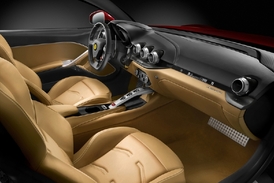 Luxusní interiér je orientovaný na řidiče. Jak jinak, při takové síle vozu.