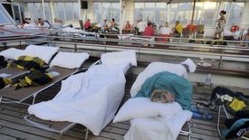 Pasažéři museli kvůli vedru spát na palubě.