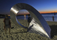 Při západu slunce se na pláži Cottesloe vyjímá i hliníkový výtvor Johanesse Pannekoeka s názvem Konvoluce.