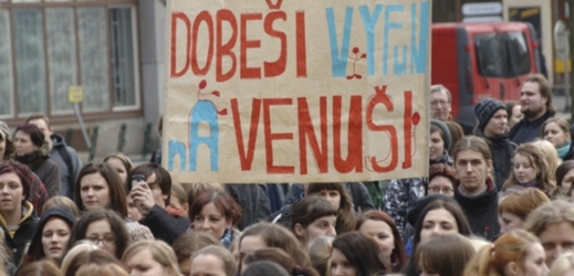 Protestů se ve 12 univerzitních městech zúčastnilo na 20 tisíc studentů.