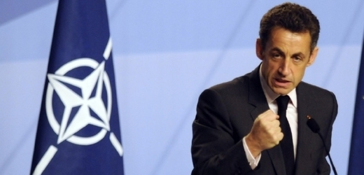 Prezident Sarkozy v NATO tvrdí muziku.