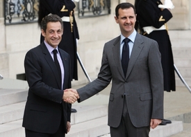 Sarkozy (vlevo) ještě před nedávnem hostil prezidenta Asada v Paříži.