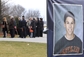 Truchlící se scházejí před pohřební síní, aby se rozloučili s jednou z obětí střelby ve škole v Ohiu, Danielem Permertorem. (Foto: ČTK/AP)