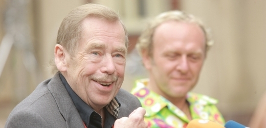 Václav Havel (vlevo). Bývalý prezident a režisér Odcházení zemřel 18. prosince 2011.
