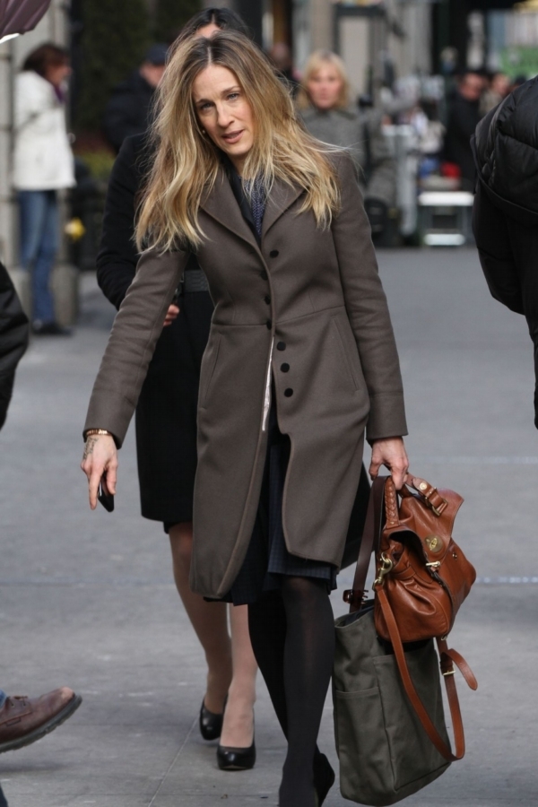 Herečka Sarah Jessica Parkerová se svou velkou a praktickou aktovkou a dalším příručním zavazadlem.
