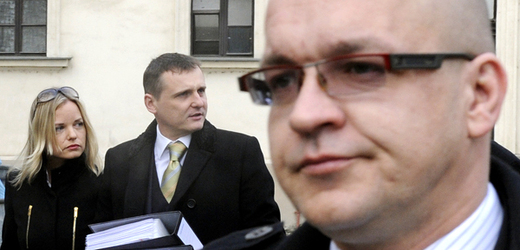 Zprava Jaroslav Škárka, Vít Bárta a Kateřina Klasnová před budovou soudu.