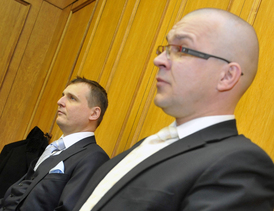 Jaroslav Škárka (vpravo) u soudu.