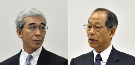 Mezi obviněnými jsou bývalý předseda správní rady Cujoši Kikukawa (vpravo) a bývalý viceprezident Hisaši Mori.